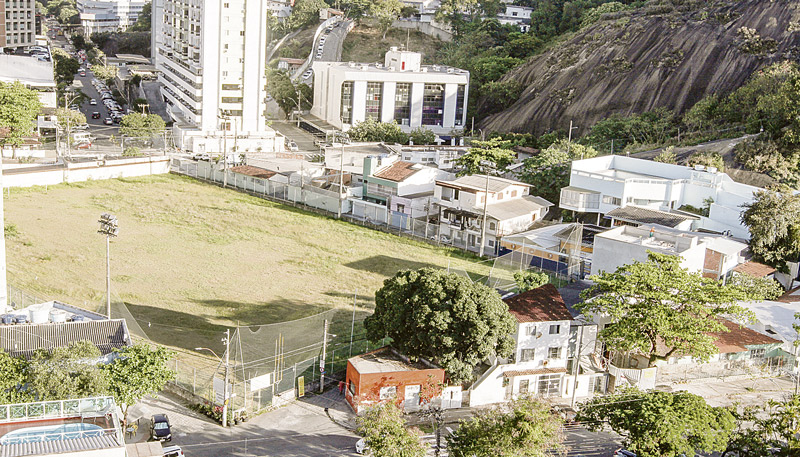 Campo do Santa Cruz, em Santa Lúcia, vale cerca de R$ 72 milhões, nos cálculos de especialista membro da OAB (Foto: Thiago Coutinho / AT — 31/10/2019)