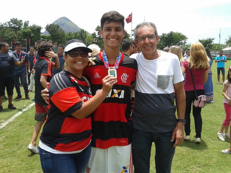 Yuri de Oliveira, entre os pais orgulhosos Zildeia e Júlio (Foto: Reprodução/Arquivo Pessoal)
