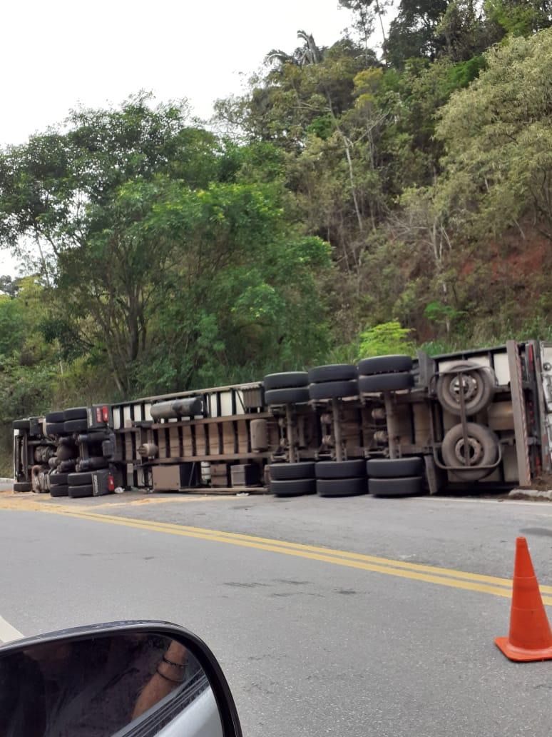 Carreta tombou na BR-262, em Domingos Martins (Foto: Internauta)