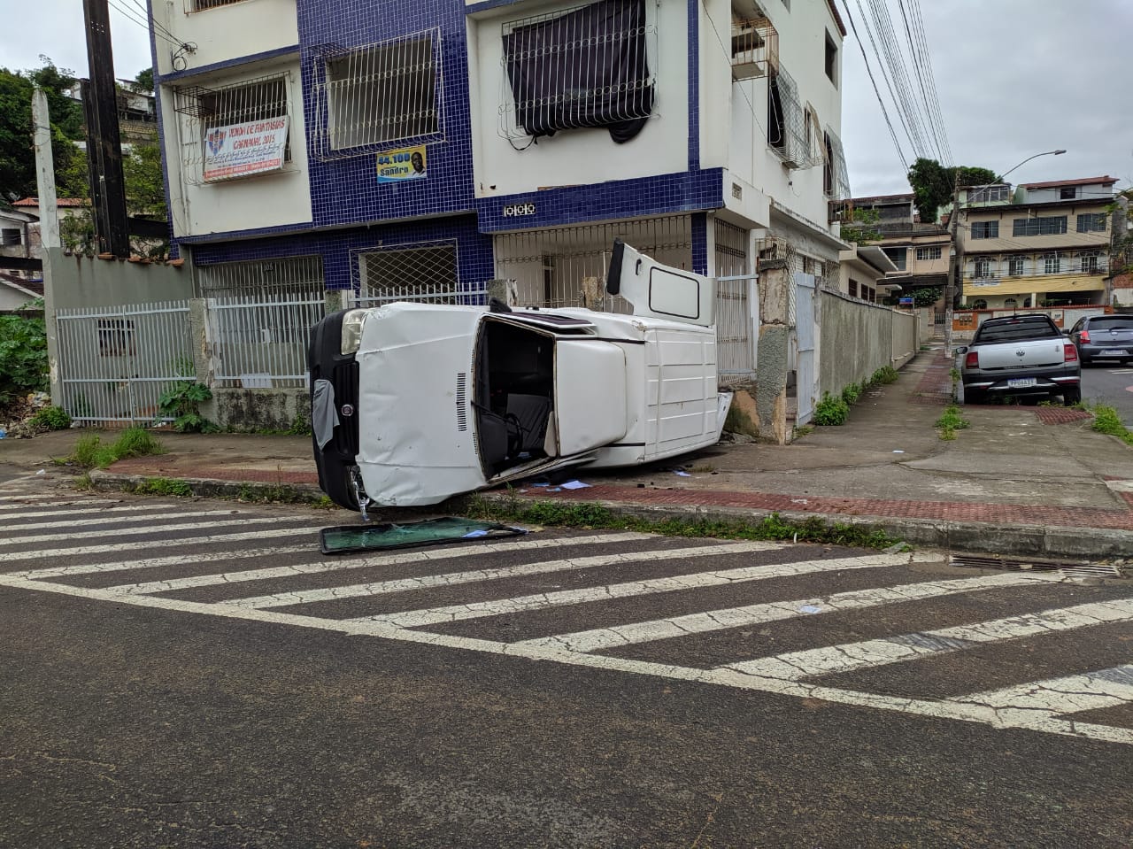 Com medo de uma explosão, o motorista chutou o vidro da janela para sair da Fiorino (Foto: Júlia Afonso)