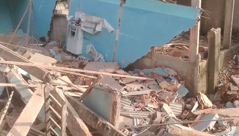 Vídeo registrado pela líder comunitária mostra a casa após o desabamento (Foto: Reprodução / Youtube)