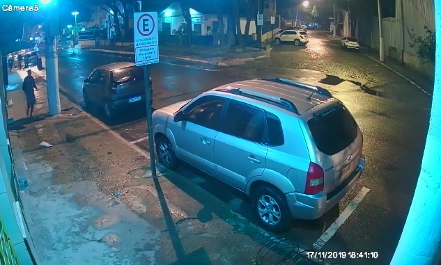 Os dois fugiram, mas foram contidos por populares (Foto: Reprodução/ Videomonitoramento)