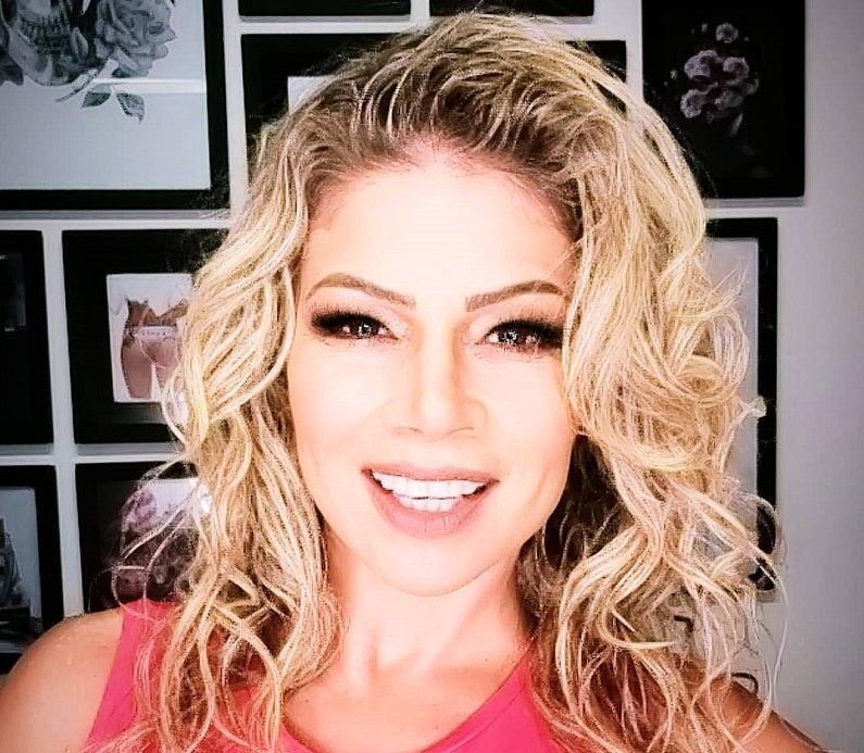 A ex-paquita da Xuxa e modelo Catia Paganote, 43, lança nesta segunda-feira (18) a sua biografia. E dentre as muitas páginas do livro, ela faz uma revelação curiosa sobre o primeiro casamento: já fiscalizou conversas do então marido. (Foto: Reprodução/Instagram/@catiapaganote)