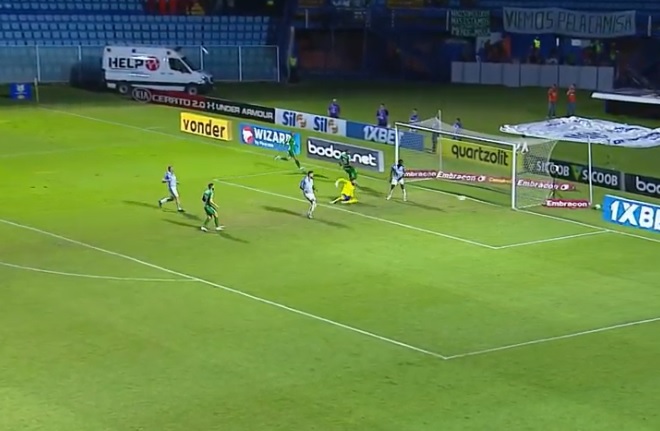 O Alviverde finalizou mais, porém só conseguiu chegar ao gol aos 32 minutos (Foto: Reprodução/ SporTV/ Premiere)