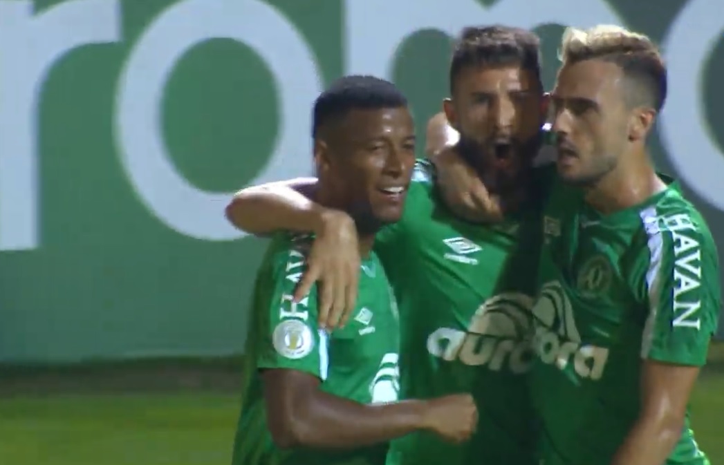 Jogadores da Chape comemoram o único gol da partida (Foto: Reprodução/ SporTV/ Premiere)