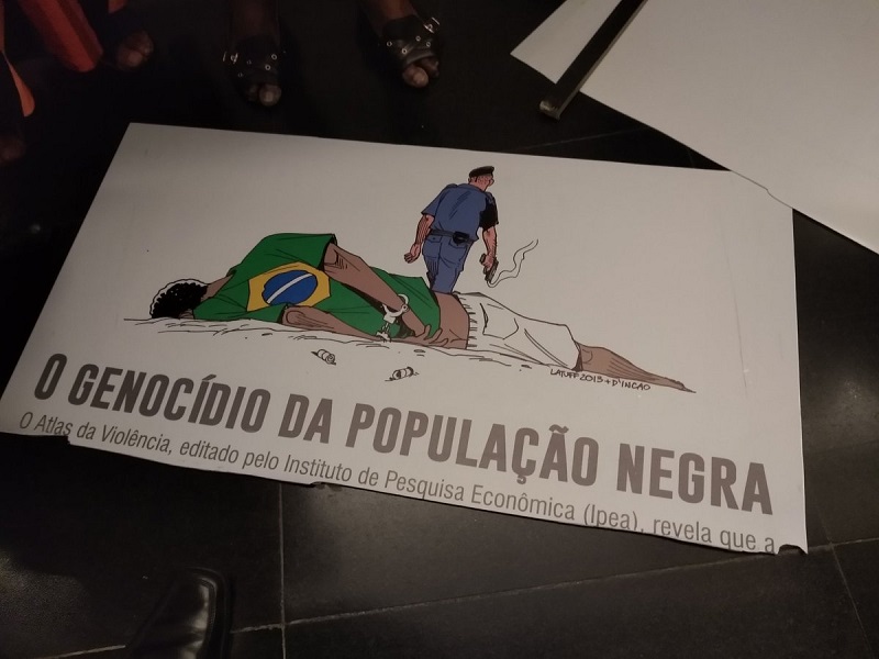 Charge exibida em exposição sobre Consciência Negra. Peça foi destruída por deputado. (Foto: Reprodução/Twitter/@davidmirandario)