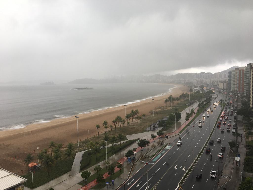 Chuva na Orla de Camburi (Foto: Alelvi Carneiro)