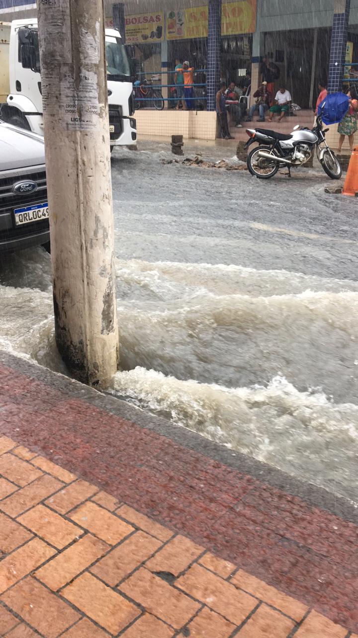 Correnteza em rua de São Mateus (Foto: Internauta)