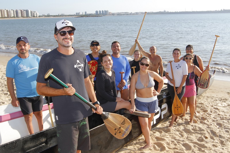 O instrutor de canoa havaiana André Luiz Casotti, de 37 anos, disse que a primeira canoa sai da praia de Camburi às 5h20 (Foto: Leone Iglesias/ AT)