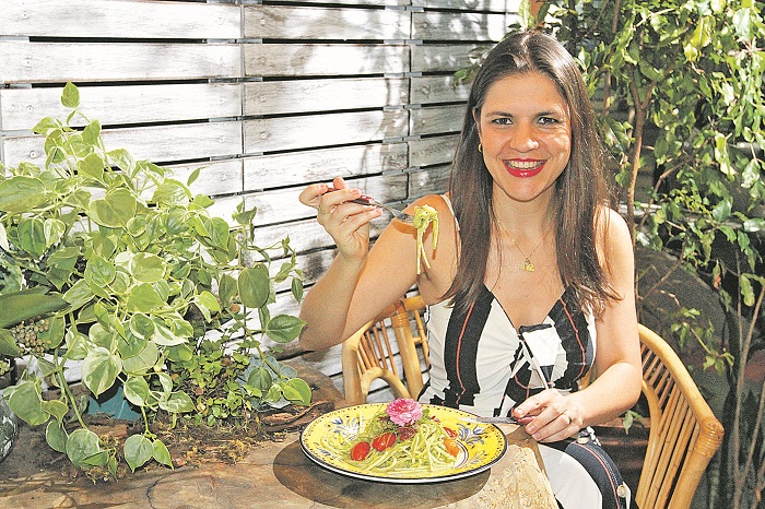 O espaguete de palmito pupunha e abobrinha com pesto de manjericão e tomate-cereja (R$ 47), que foi aprovado pela empresária Luiza Stefanini, 34 anos  (Foto: Leone Iglesias/AT)