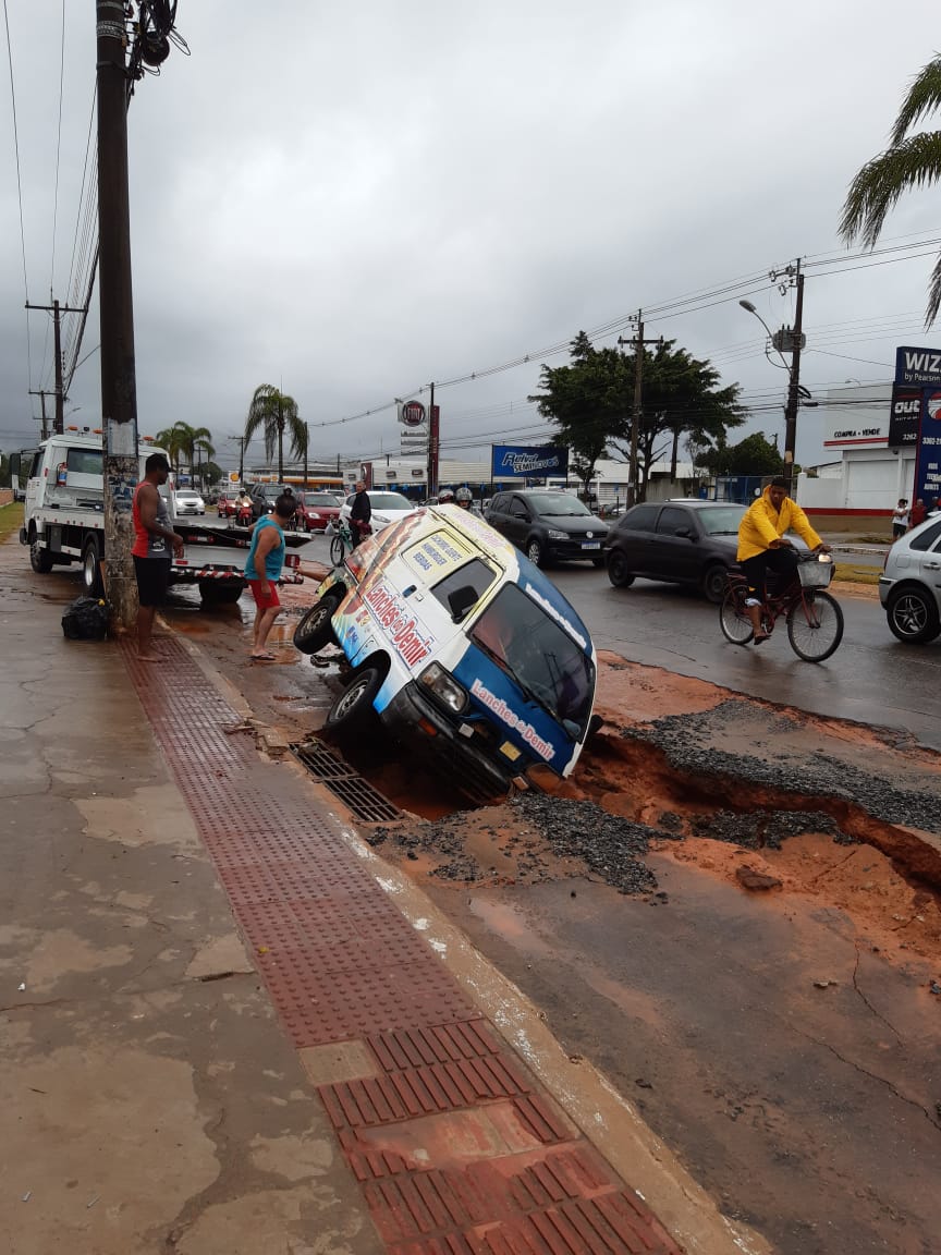 Uma cratera “engoliu” um veículo na rodovia Governador Jones dos Santos Neves (Foto: Rogério Nascimento)