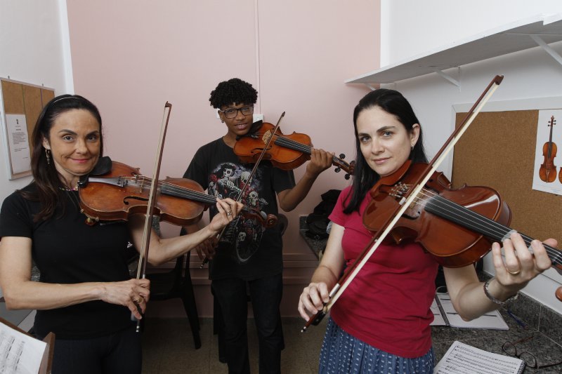 Fafi oferece 120 vagas para o curso de violino. Na foto, Aparecida Valiatti, Gabriel Vertelo Maia Mesquita e Adriana Pelazari Zamprogno. (Foto: Thiago Coutinho/AT)