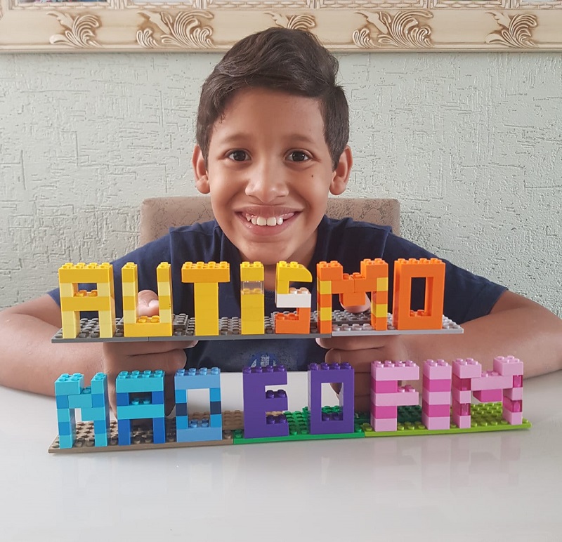 Davi também escreve frases com as peças de Lego (Foto: Divulgação)