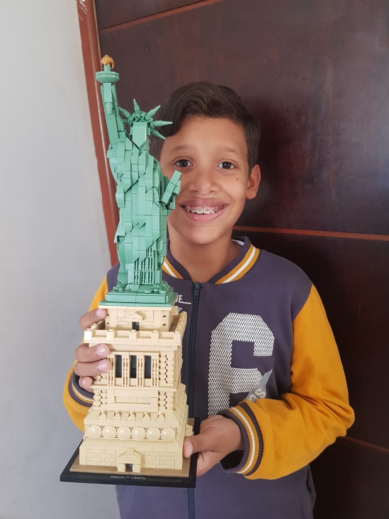 Davi segura orgulhoso sua Estátua da Liberdade de Lego (Foto: Divulgação)