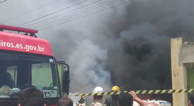 Incêndio provocou chamas altas e fumaça preta (Foto: Enviada por WhatsApp)
