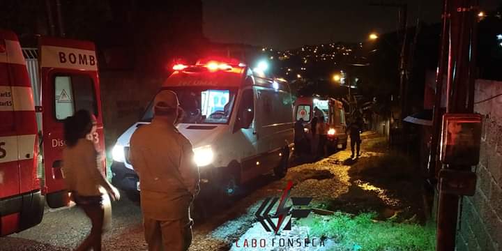 Equipes do Corpo de Bombeiros e do Samu e no local onde uma casa desabou em Porto Novo, Cariacica. (Foto: Cabo Fonseca/Divulgação)