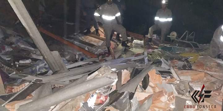 Bombeiros observam área onde ficava a cozinha da casa que desabou (Foto: Cabo Fonseca/Divulgação)