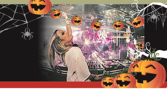 A Dj Jess Benevides agita festa do Dia das Bruxas em Vitória. (Foto: Reprodução/Facebook)