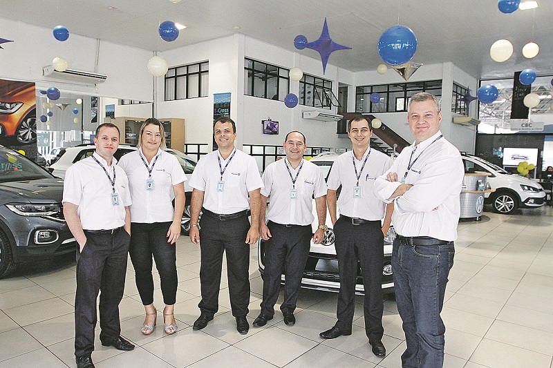 Marcelo Caldine e a equipe de vendas da Premium, em Vila Velha (Foto: Thiago Coutinho/ AT)