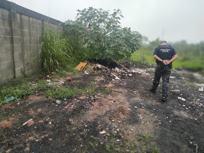 Corpo foi encontrado em terreno baldio no bairro Jardim Carapina (Foto: Kananda Natielly)