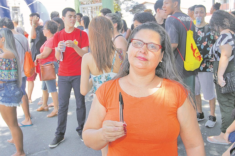 Eni de Oliveira, que voltou a estudar após incentivo do marido, mostra as canetas que usou na prova do Enem. (Foto: Leone Iglesias/AT)