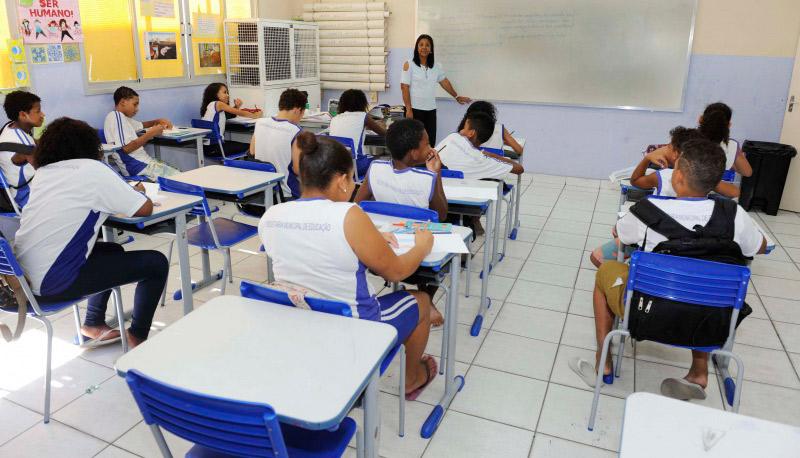 Professor em sala de aula na rede municipal (Foto: Flávio Almeida / PMV)