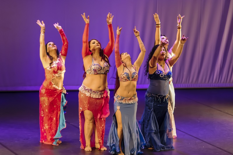 Com duas horas de duração, o espetáculo composto por 60 bailarinas apresentará 21 coreografias de dança do ventre. (Foto: Demétrius J. da Silva/Divulgação)