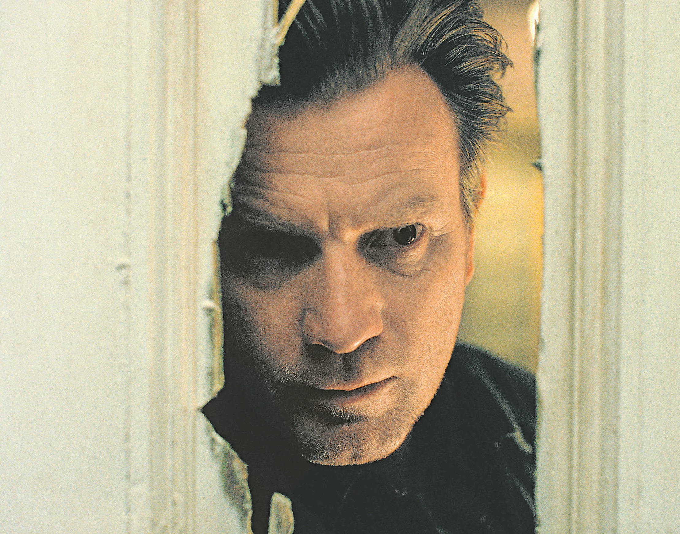 Ewan McGregor faz o papel de Danny, que vira um adulto alcoólatra (Foto: Divulgação)