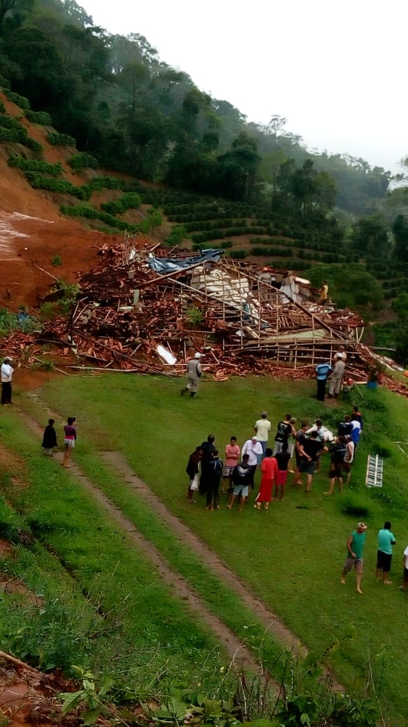 Casa ficou completamente destruída após deslizamento de terra (Foto: Tiago Giacomim)