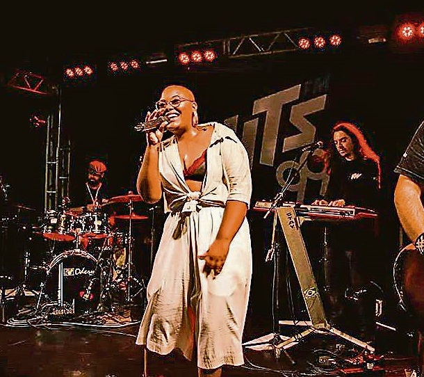 A cantora carioca Kynnie Williams é uma das atrações na Praça do Papa (Foto: Divulgação/Facebook)