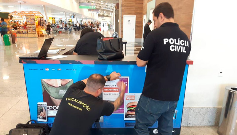 Fiscal do Procon e policial civil interditam quiosque no Aeroporto (Foto: Divulgação / Procon-ES)