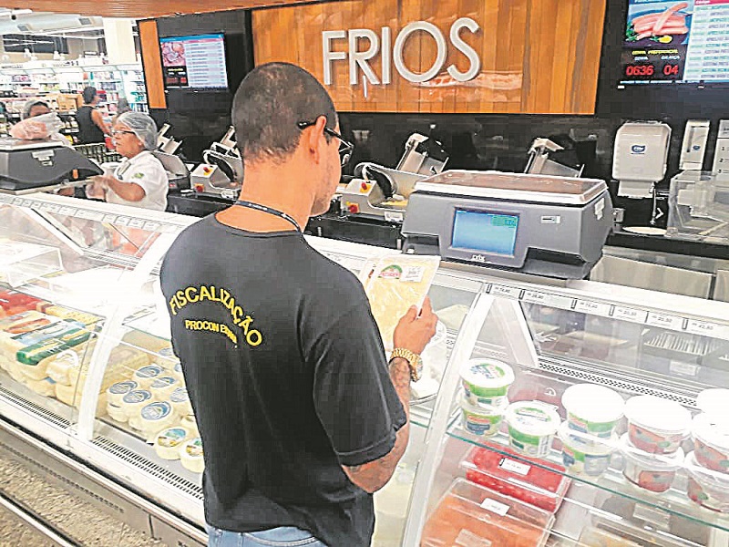 Fiscalização realizada em supermercado no Estado para averiguar o peso dos produtos vendidos em bandejas. (Foto: Procon/ES — 05/11/2019)