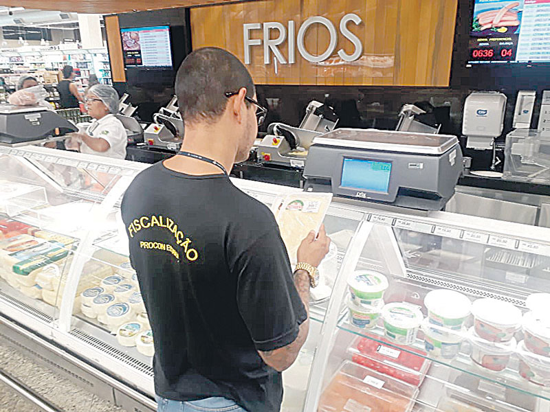 Servidor do Procon em fiscalização: órgão recomendou que consumidores denunciem possíveis irregularidades (Foto: Divulgação / Procon/ES)