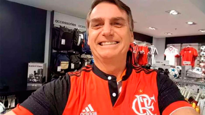 Bolsonaro posa com a camisa do Flamengo nas redes sociais (Foto: Reprodução / Twitter)
