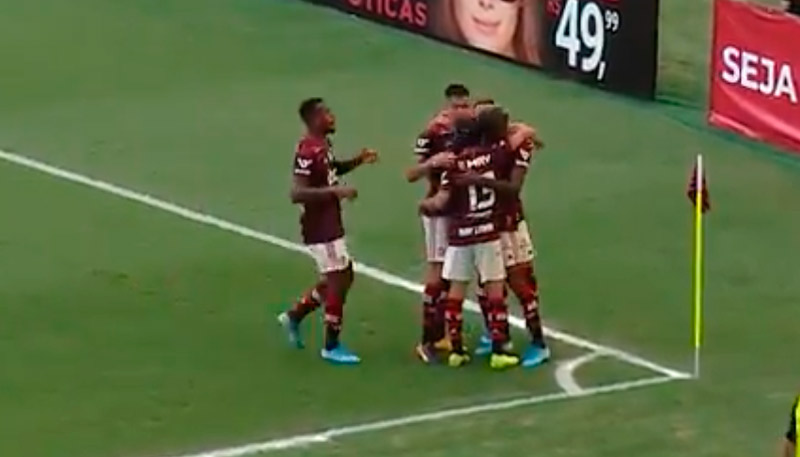 Jogadores comemoram mais uma vitória do Flamengo (Foto: Reprodução)