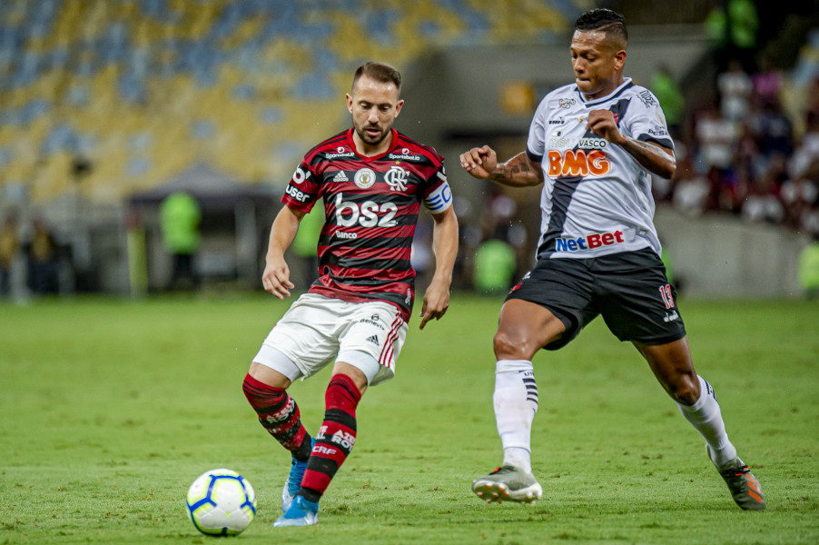 Éverton Ribeiro chegou chutando para abrir o marcador com 37 segundos (Foto: Alexandre Vidal, Marcelo Cortes e Paula Reis/ Fla Imagem/ Divulgação)