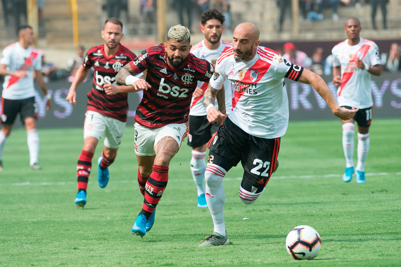 Gabigol disputa jogada com jogador do River (Foto: Alexandre Vidal / Flamengo)