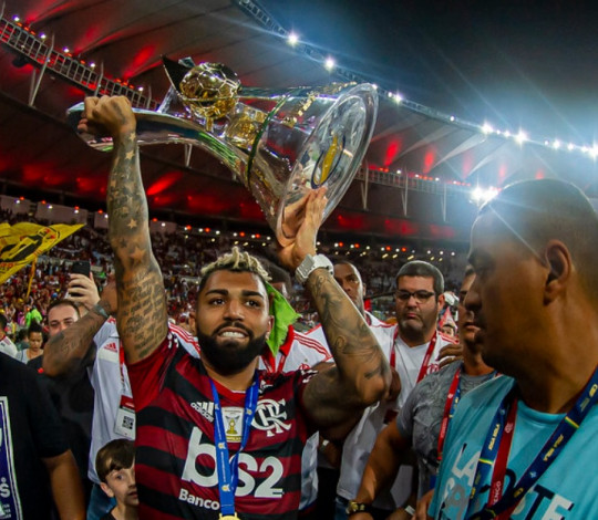 Gabigol levanta troféu do Campeonato Brasileiro em noite de festa no Maracanã (Foto: Alexandre Vidal/Flamengo)