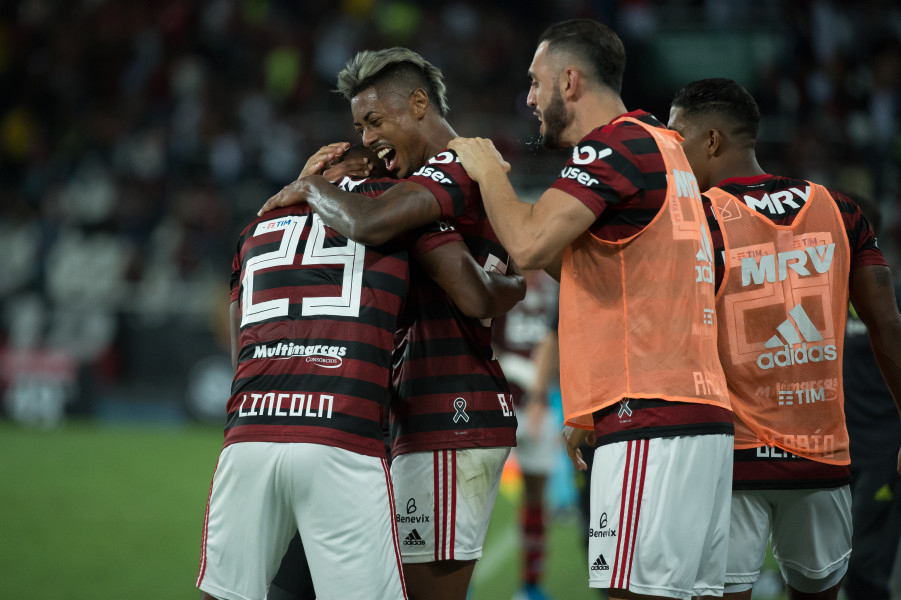 Jogadores comemoram o único gol da partida (Foto: Alexandre Vidal/ Fla Imagem/ Divulgação)