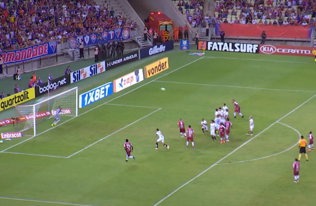 Gol de Edinho, em cobrança de falta aos cinco minutos (Foto: Reprodução/ SporTV/ Premiere)