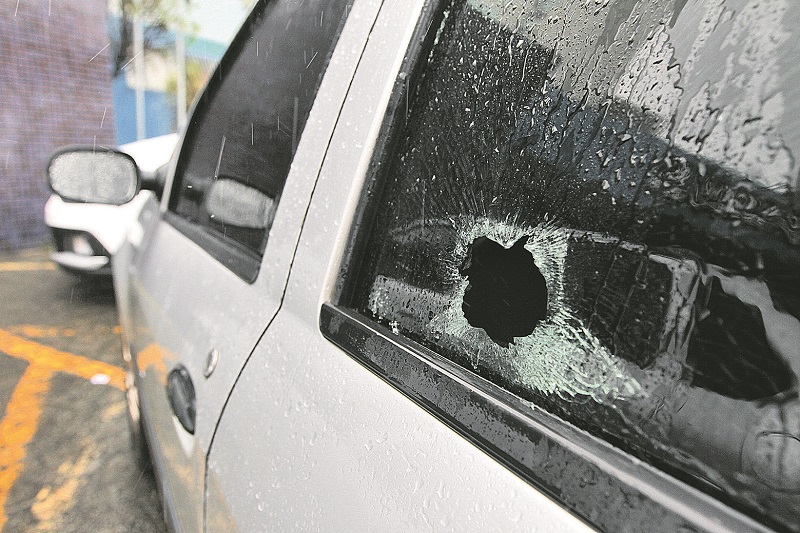 Marca de tiro no carro da fotógrafa. Veículo foi atingido por vários disparos, após ser perseguido por criminosos. (Foto: Beto Morais/AT)