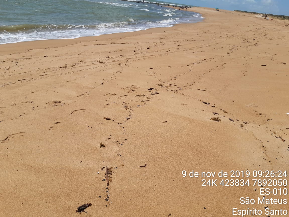 Fragmentos de óleo são encontrados em outras duas praias de São Mateus. (Foto: Divulgação/Marinha)