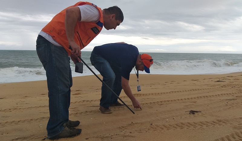Funcionários da Prefeitura de Vila Velha buscando resíduos de óleo na praia em Interlagos (Foto: Rovena Cruz/PMVV)