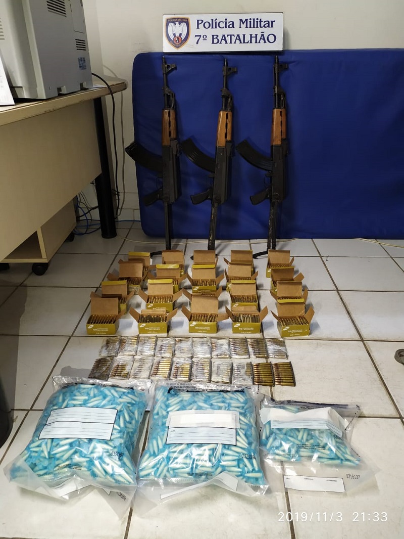 Fuzis, munição e drogas apreendidos. (Foto: Divulgação PMES)