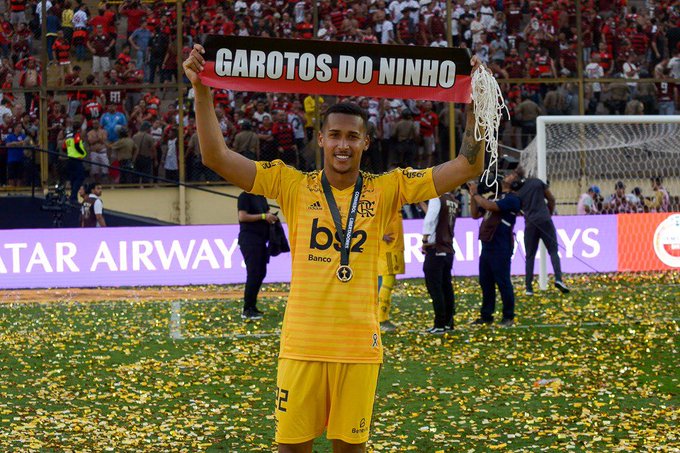 O goleiro Gabriel Batista, cria das categorias de base, publicou uma foto com uma faixa