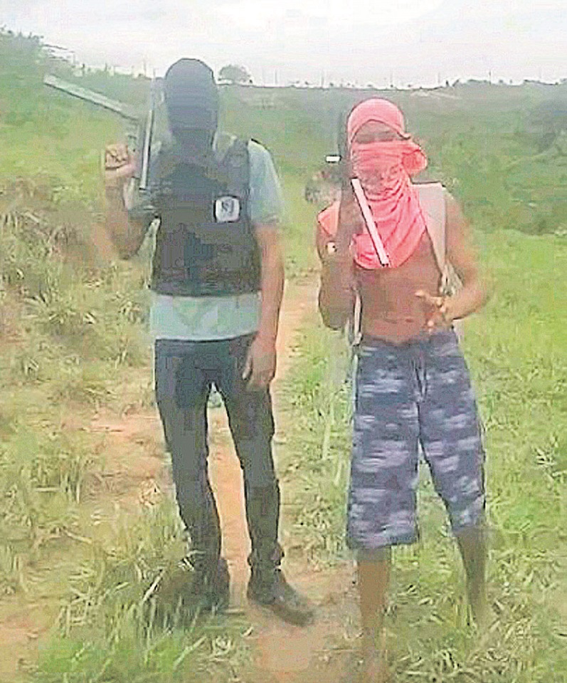 Gangue mostra armas caseiras em vídeo. (Foto: Reprodução)