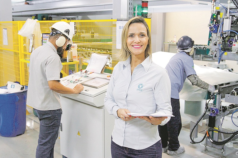 A gerente de RH da Viminas, Rubilene Pimenta, afirmou que nos últimos 90 dias já contratou 76 pessoas e ainda há vagas. (Foto: Leone Iglesias/AT)