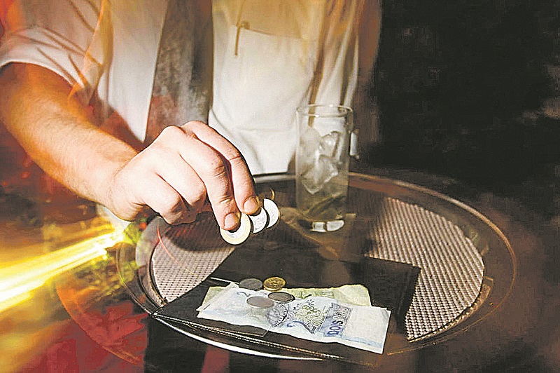 Gorjetas pagas pelos clientes ao garçom além da taxa de serviço, de 10%, ficam integralmente com o empregado. (Foto: Divulgação)