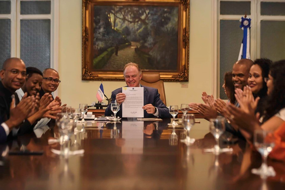 A assinatura aconteceu no Palácio Anchieta, em Vitória, e contou com a participação de representantes dos movimentos negros do Espírito Santo e da Secretaria de Direitos Humanos (SEDH). (Foto: Hélio Filho/Secom)