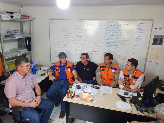 Casagrande no Corpo de Bombeiros de Santa Leopoldina (Foto: Reprodução/ Twitter @Casagrande_ES)